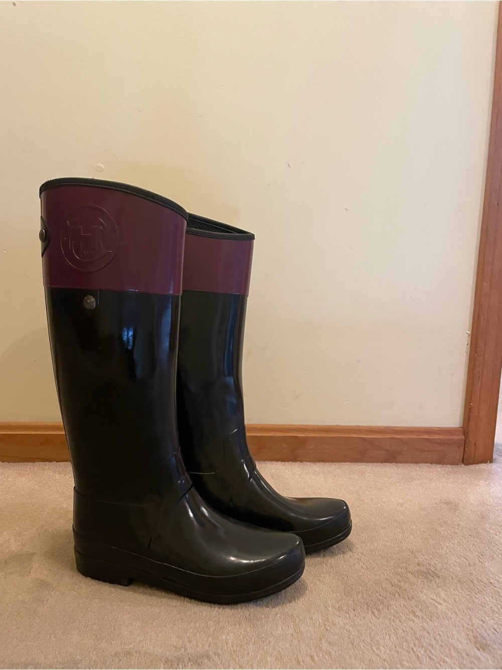 Hunter Sandhurst Carlyle Black Rain Boots with Plum Cuff